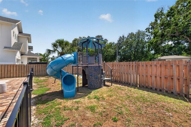Building Photo - 1674 34th Ave N