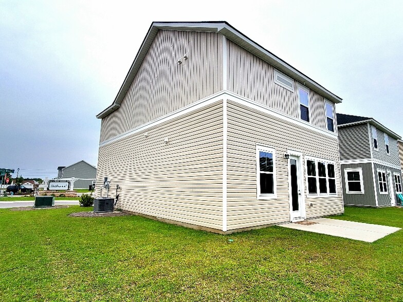 Building Photo - 400 Southern Wren Wy