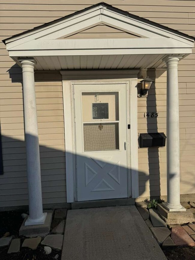 Building Photo - 1485 Quaker Ln