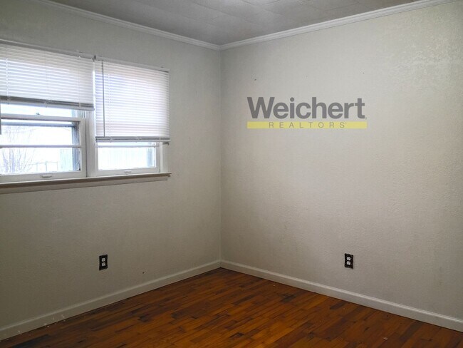 Building Photo - Cozy 2BR Home with Fenced Yard