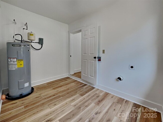 Building Photo - 2633 Brentwood Pl