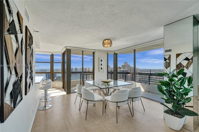 Building Photo - 3500 Mystic Pointe Dr