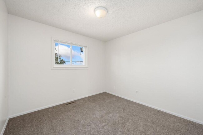 Building Photo - 2215 Derby Hill Dr