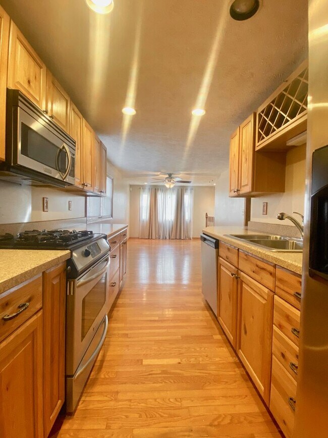 Building Photo - Three Bedroom in Battle Creek