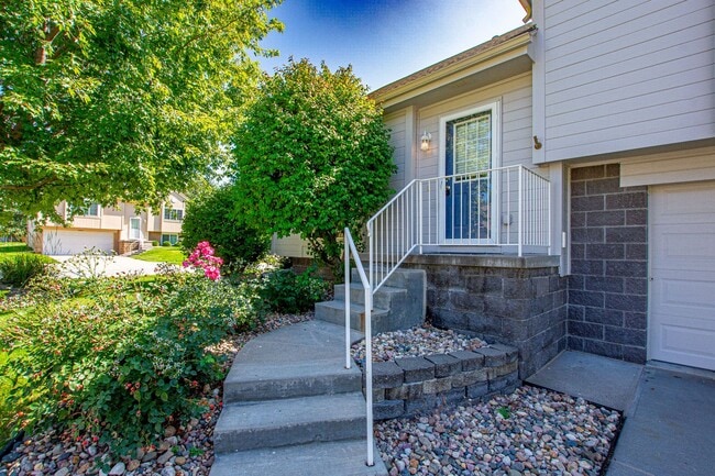 Building Photo - 3 Bedroom / 2 Bath Tri-Level Home Located ...