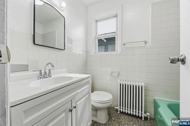 Building Photo - 826 7th St