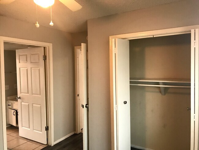 Building Photo - 3511 N Nesbitt Ave