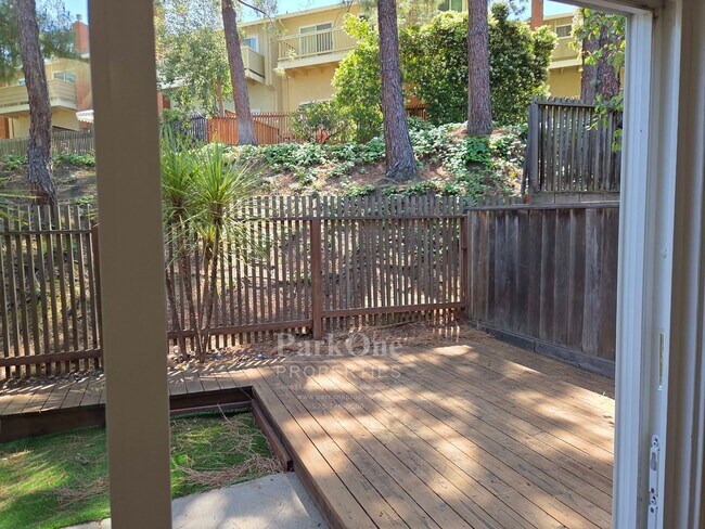 Building Photo - Spacious and Updated Heather Farms Townhome for Lease