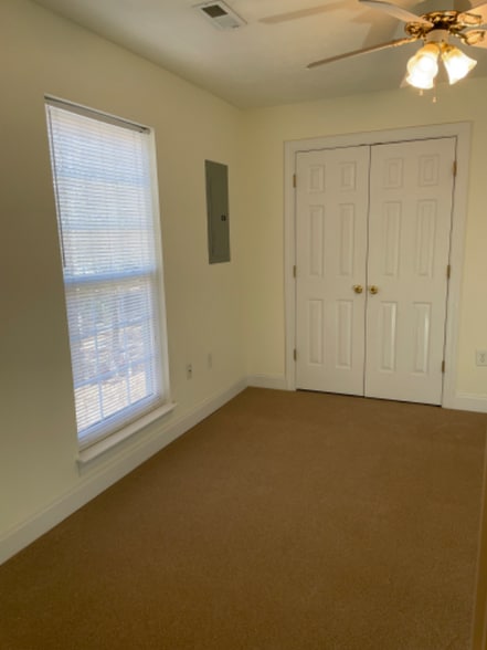 Building Photo - 1016 Hickory Dr