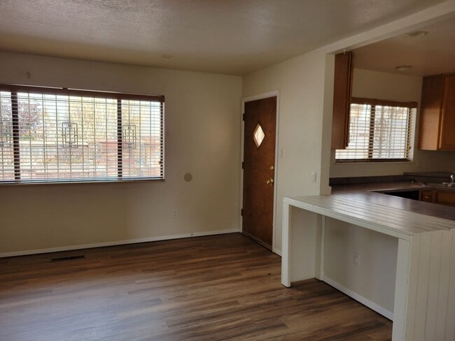 Building Photo - Beautiful 3 Bed 2 Bath 2 Car Garage just E...