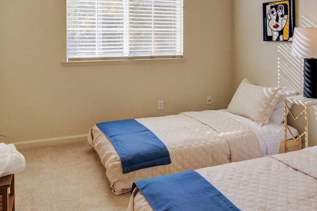 Building Photo - 4321 Strathmore Pl