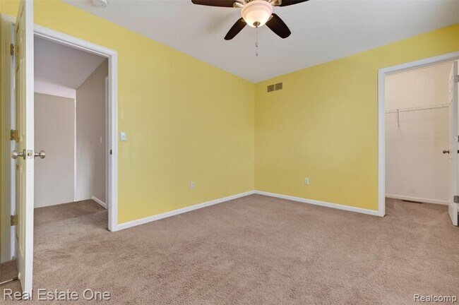 Building Photo - 699 Bay Pointe Dr