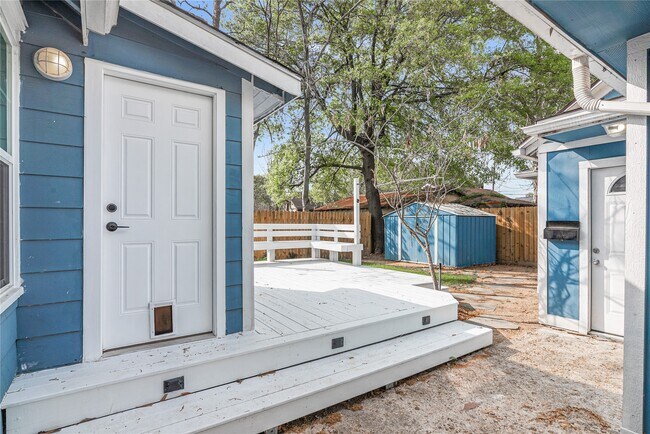 Building Photo - 320 Coronado St