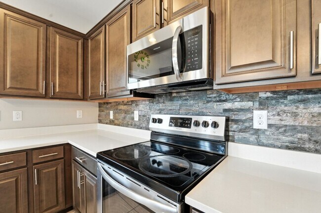 Building Photo - Welcome to this stunning 3-bedroom, 2-bath...