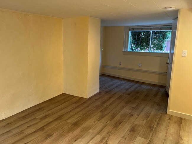 Building Photo - Adorable one bedroom apartment in downtown Grass Valley! Private parking, washer and dryer in unit.