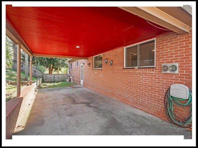 Building Photo - 112 E Lawson St