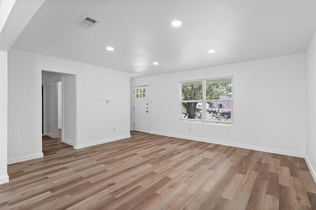 Building Photo - 3307 Oak Alley