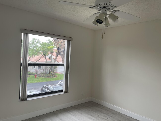 Building Photo - 10910 Lakemore Ln