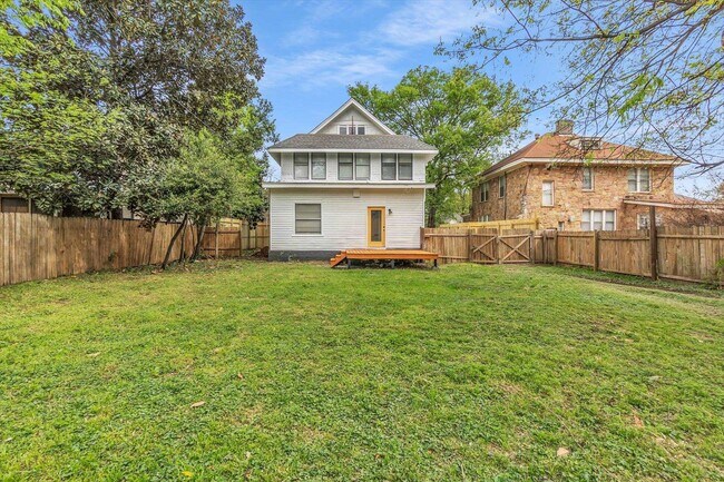 Building Photo - 2031 Central Ave