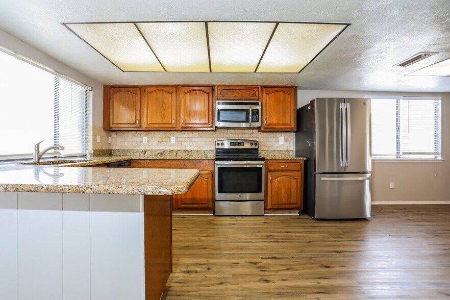 Building Photo - 4141 Yellowleaf Dr