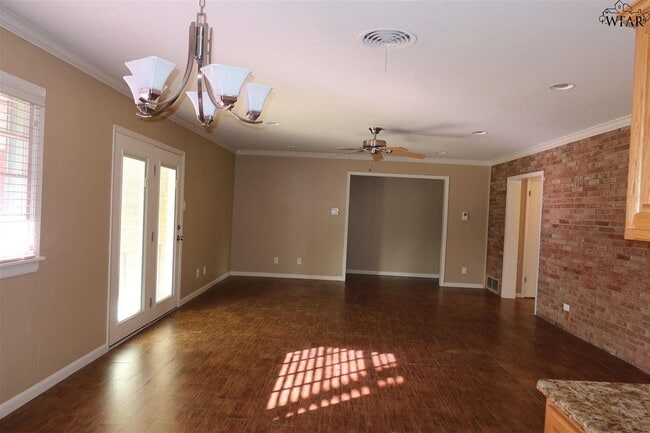 Building Photo - 1544 Sweetbriar Dr