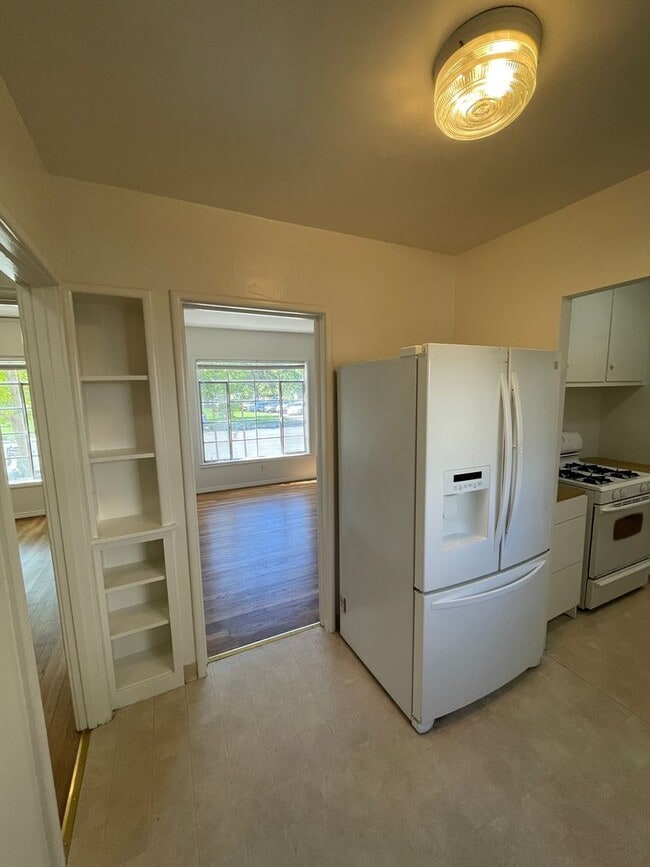 Building Photo - Charming Land Park 2/1 Apartment