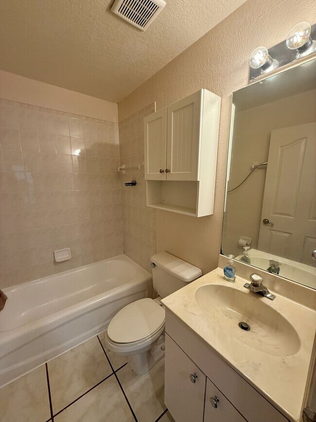 Building Photo - Beautifully updated 3BR/2BA home in a prime North Port location!
