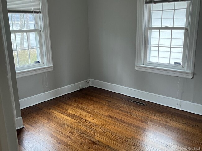 Building Photo - 100 Grant St