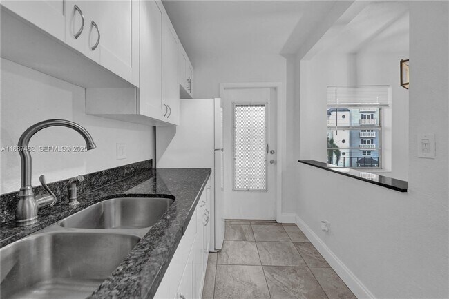 Building Photo - 5050 Bayview Dr