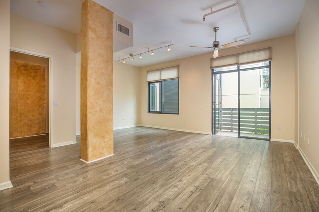 Building Photo - Stunning & Spacious Condo with 2 Parking S...