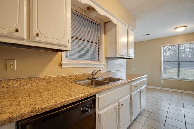 Building Photo - 5635 Crievewood Dr