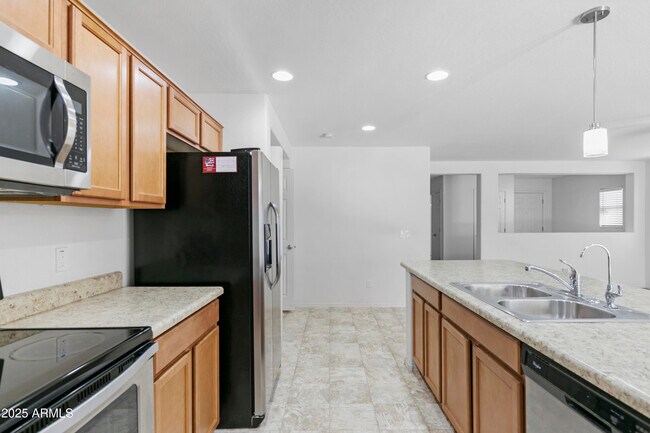 Building Photo - 40925 W Patricia Ln