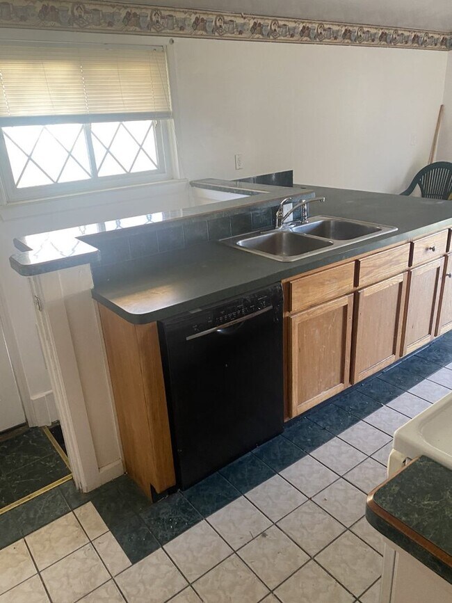 Building Photo - Cute with open floor plan, 3 bedroom, 1 ba...