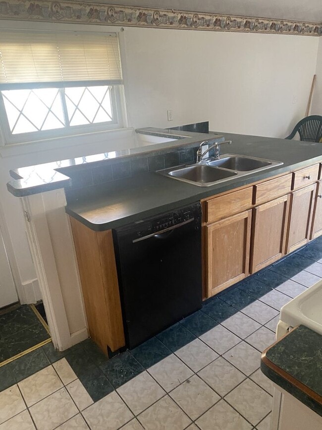 Building Photo - Cute with open floor plan, 3 bedroom, 1 bath Ranch with basement, freshly painted