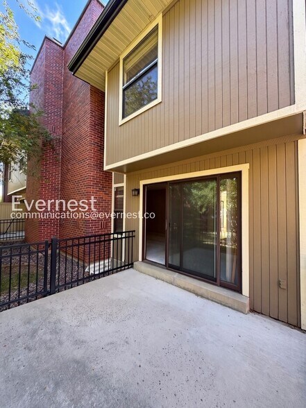 Building Photo - 194 S Holman Way