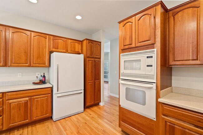 Building Photo - Charming Awbrey Butte Home Available NOW