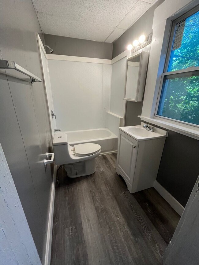 Building Photo - 7915 Linwood Ave