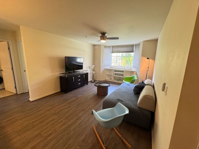 Building Photo - 1820 Kaioo Drive, A403