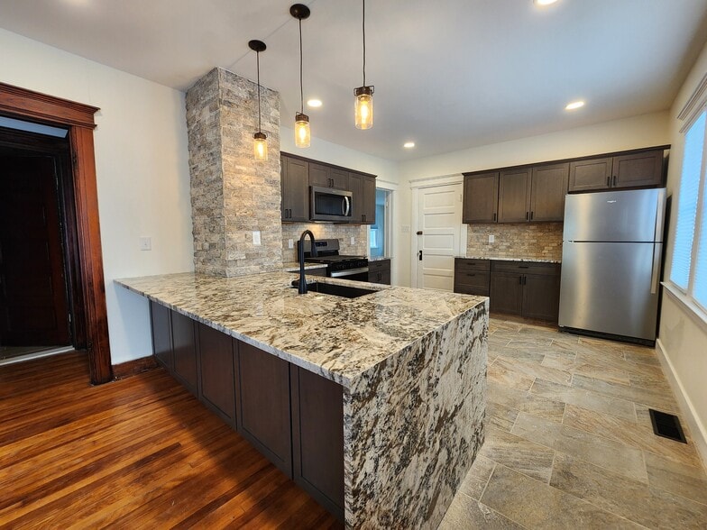 Building Photo - 262 Tennyson Ave