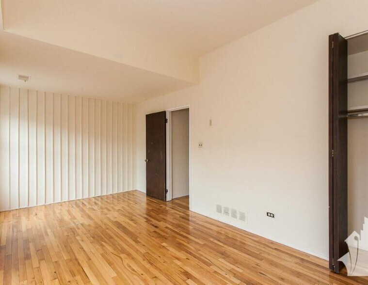 Building Photo - 606 W Surf St