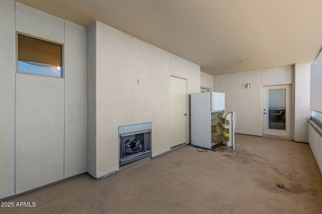 Primary Photo - 945 E Playa Del Norte Dr