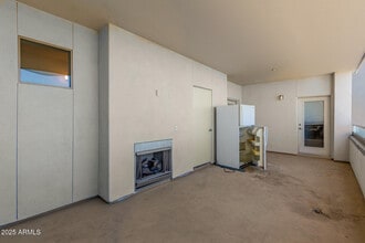 Building Photo - 945 E Playa Del Norte Dr