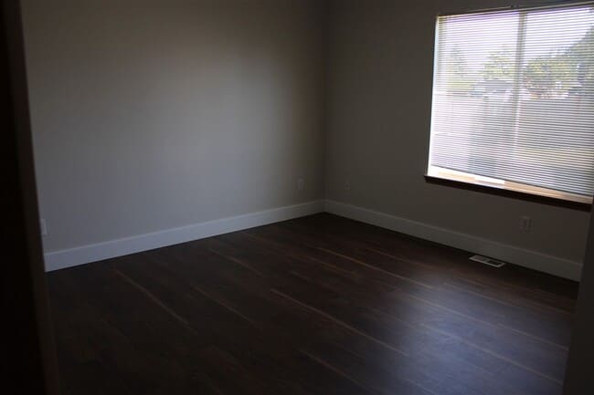 Building Photo - 3 Bedroom, 2 Bathroom House in Burlington!