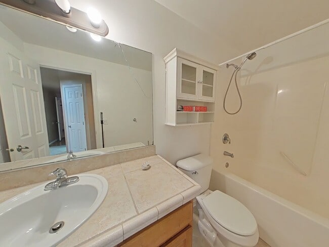 Building Photo - 3 Bedroom House ~ Albany