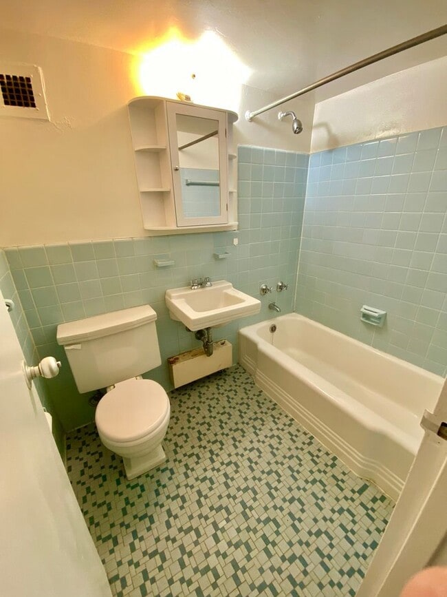 Building Photo - Great Foggy Bottom One Bedroom with Roof T...