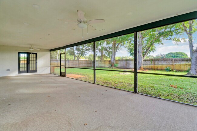 Building Photo - 1009 Alamanda Dr