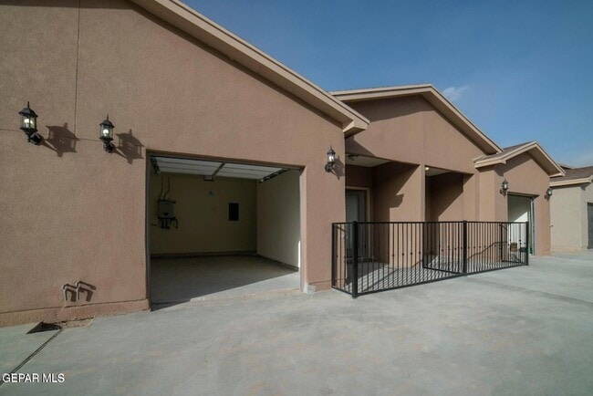 Building Photo - 1060 Hoppas St
