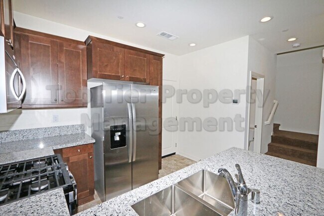 Building Photo - ***Charming 3 bed / 2.5 bath Townhome in O...