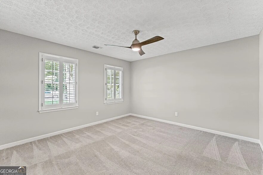 Building Photo - 220 Hollyridge Dr
