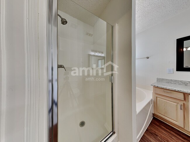 Building Photo - 3917 Periwinkle Dr